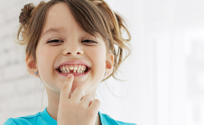 Lächelndes Kind mit fehlendem Zahn
